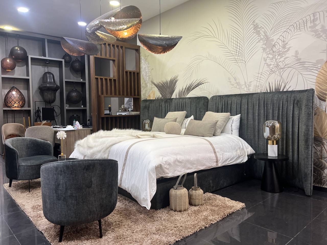Design de chambre Home & Sofa avec lit confortable et tables de chevet